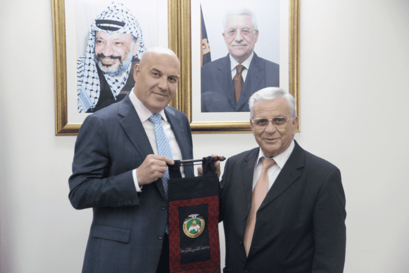 تبرع البنك لجامعة القدس المفتوحة 