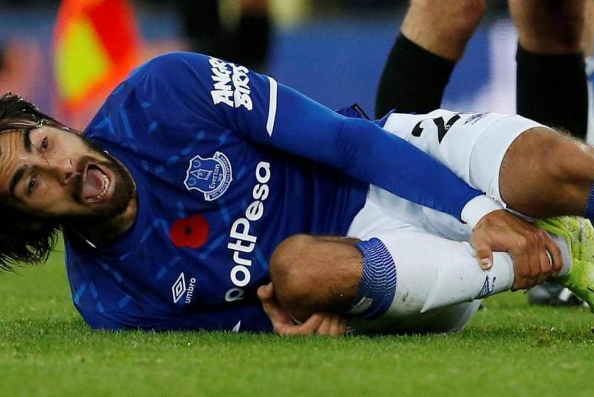 تعرض أندري غوميز لاعب وسط إيفرتون لإصابة مروعة 