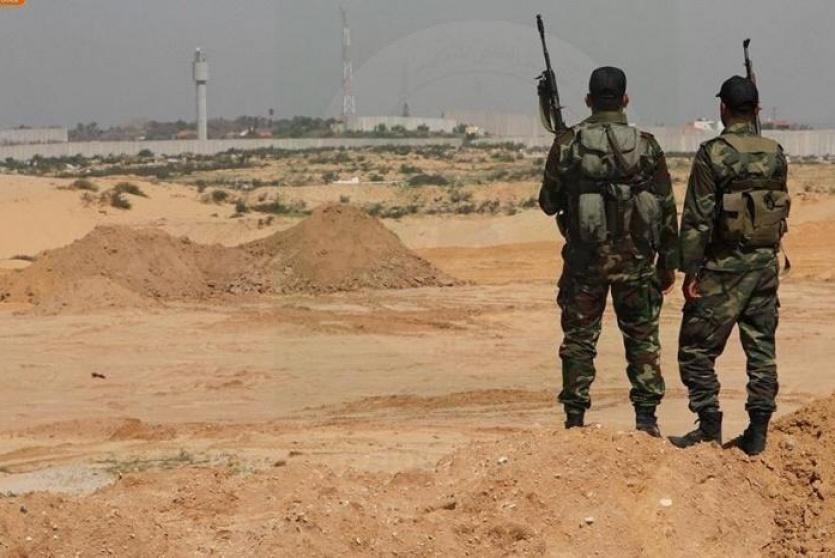 عنصران من المقاومة قرب حدود قطاع غزة