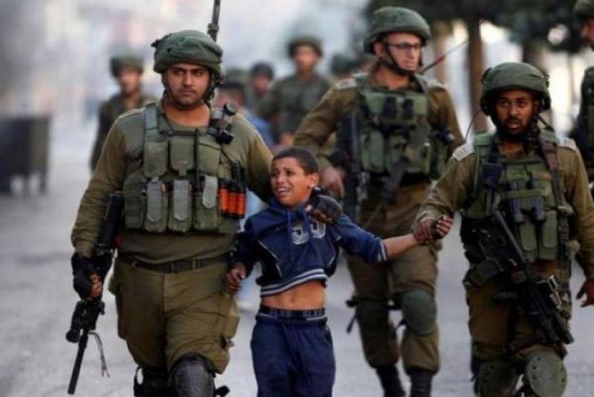 قوات الاحتلال خلال اعتقال طفل فلسطيني، ارشيف