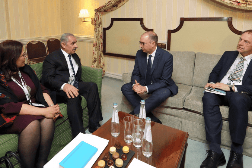 رئيس الوزراء محمد اشتية، خلال لقائه وزير الدولة للشؤون الخارجية الألماني نيلز أنين