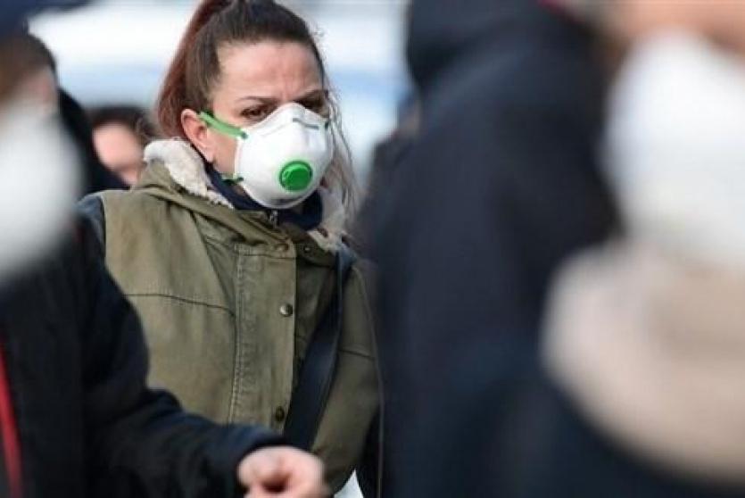 فتاة ترتدي قناع 