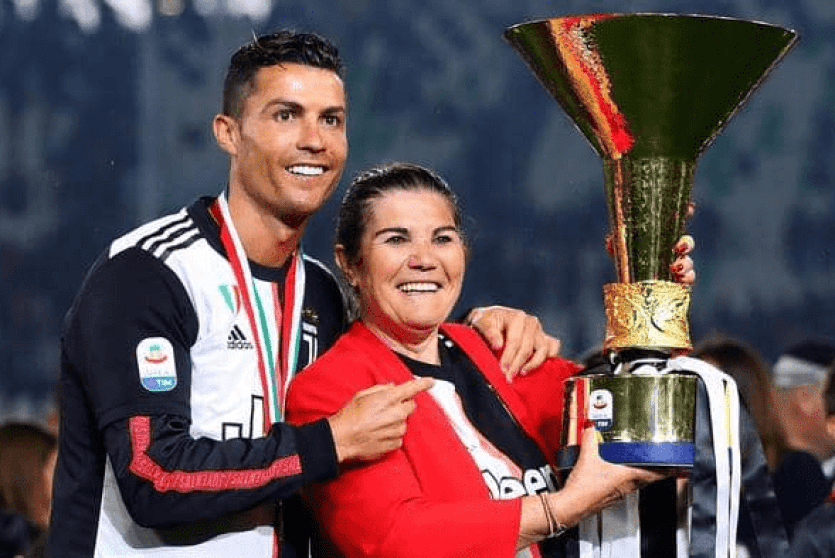  رونالدو ووالدته