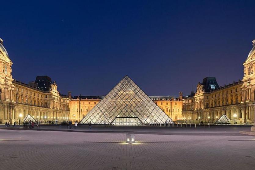 متحف اللوفر في باريس