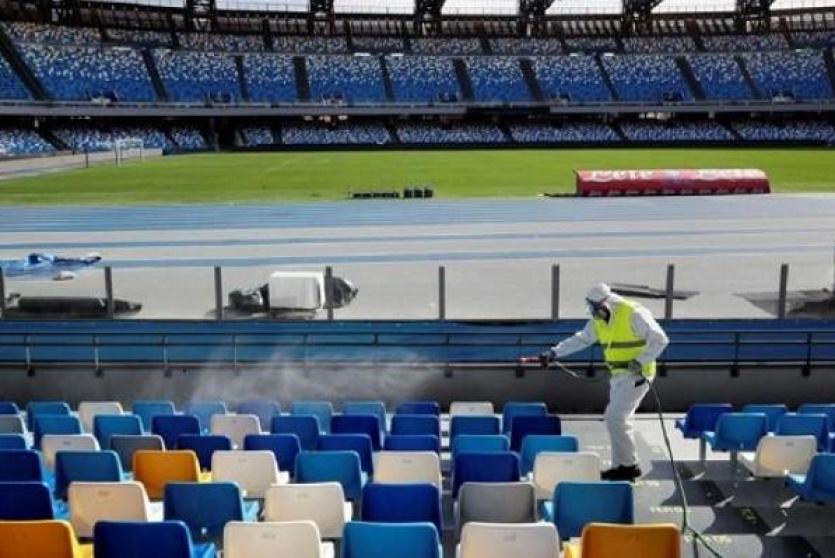 تعقيم ملعب كرة قدم