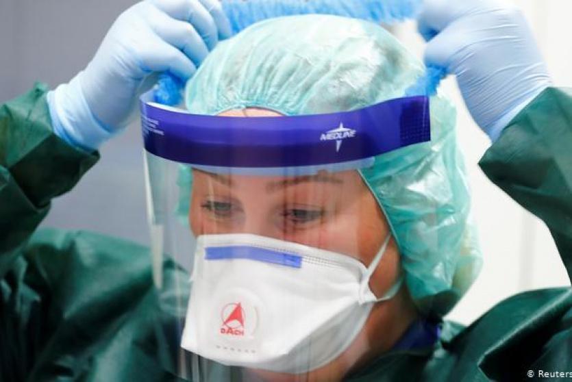 طبيبة ترتدي ملابس وقائية 