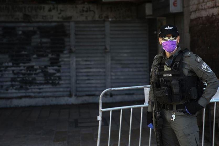 جندي من جيش الاحتلال يضع كمامة 