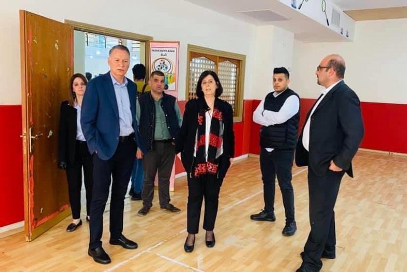 اثناء تسليم المختبر 