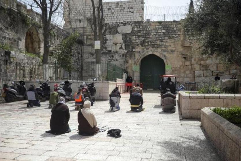 مصلون أمام الاقصى 