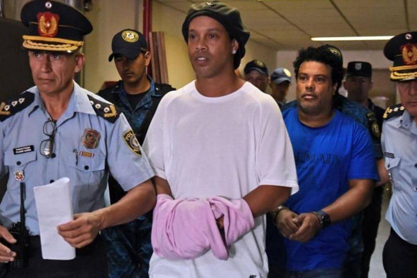 مهاجم برشلونة السابق وشقيقه لحظة القبض عليهما