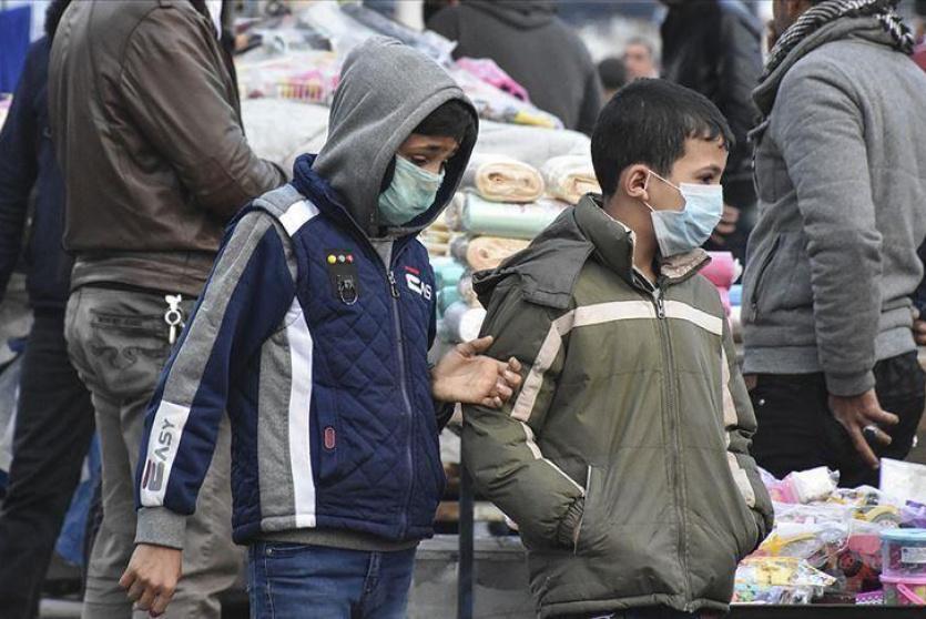 طفلان يرتديان كمامات في رام الله