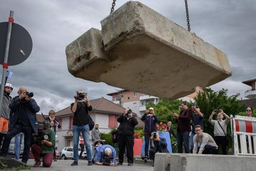 رفع كتلة أسمنتية بين فرنسا وسويسرا إيذانا ببدء السفر