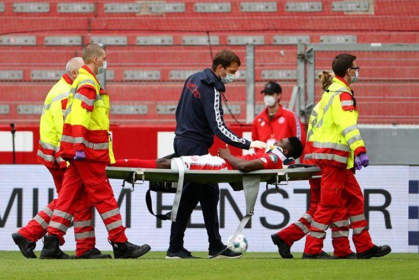 تايو أونيي على محفة خلال مباراة فريقه أمام أوجسبورج في ماينتس