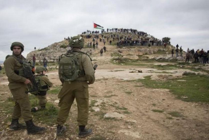 قوات الاحتلال تحاصر مشاركين في مسيرة سلمية 