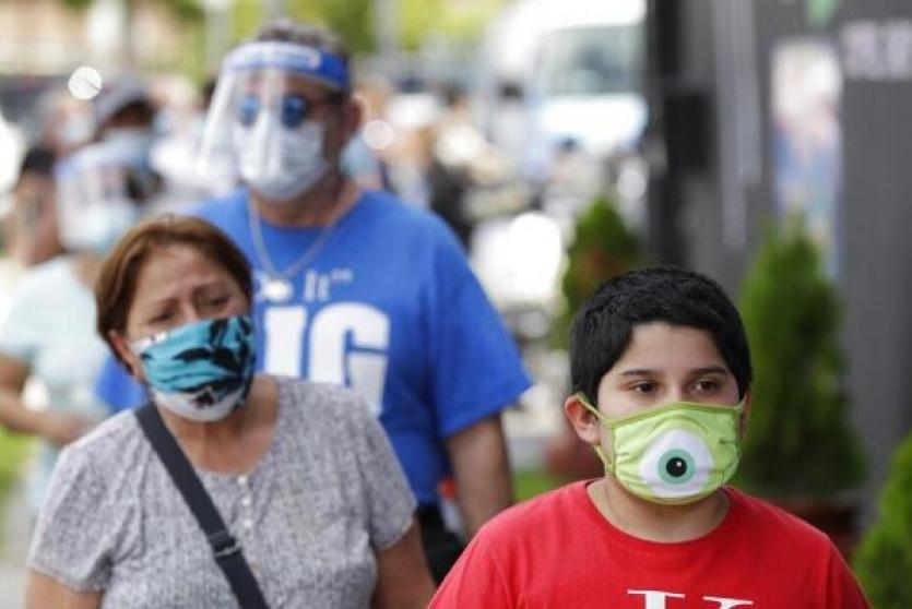 افراد يرتدون كمامات