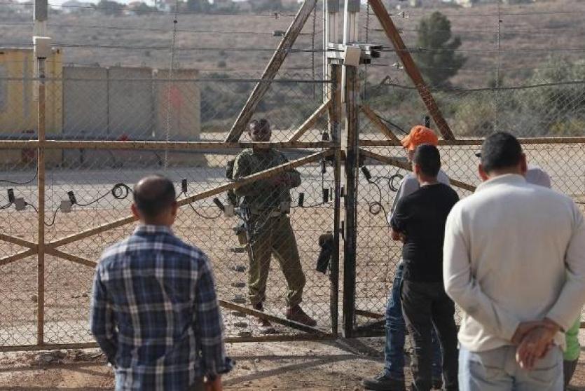 فلسطينيون امام احدى بوابات الاحتلال 
