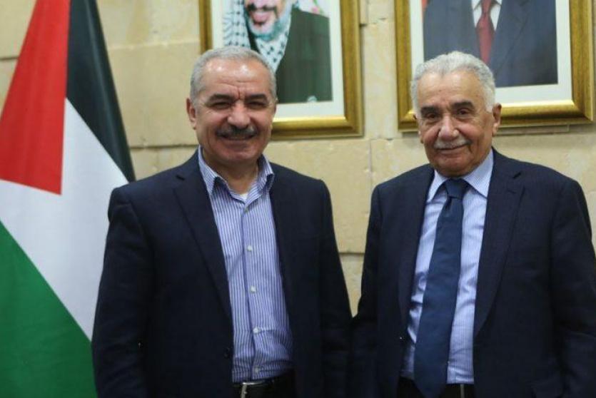 رئيس الوزراء محمد اشتية والمستشار عيسى أبو شرار