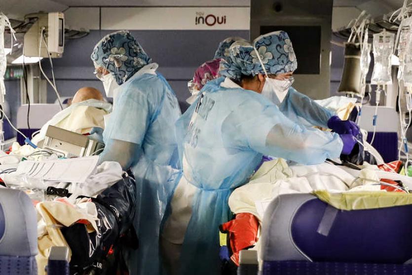 اطباء يقدمون الرعاية لمرضى كورونا 