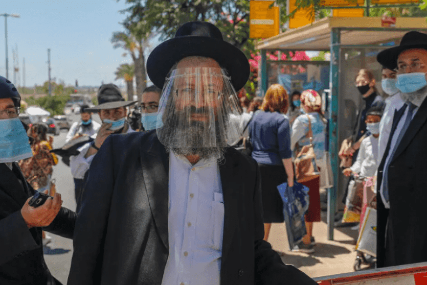 مستوطنون يرتدون كمامات 