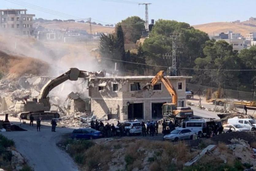 ارشيف- جرافات الاحتلال تهدم منزل في الضفة 