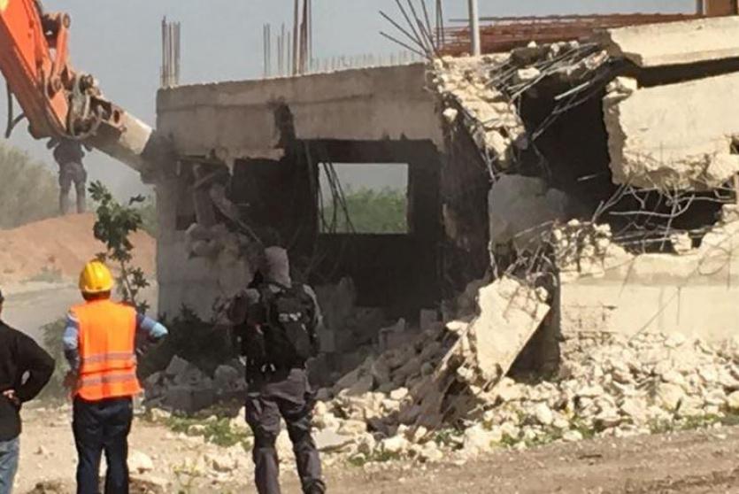 اليات الاحتلال تهدم منزلا 