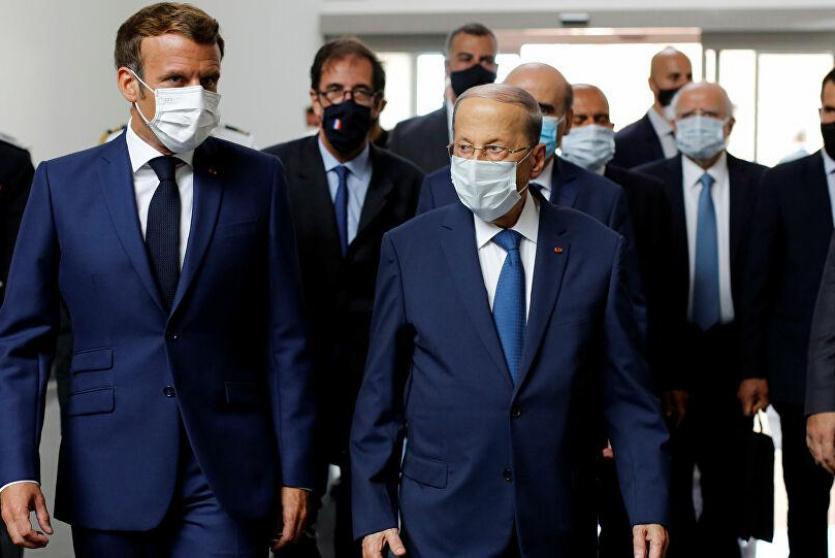 الرئيس الفرنسي إمانويل ماكرون إلى جانب الرئيس اللبناني ميشيل عون
