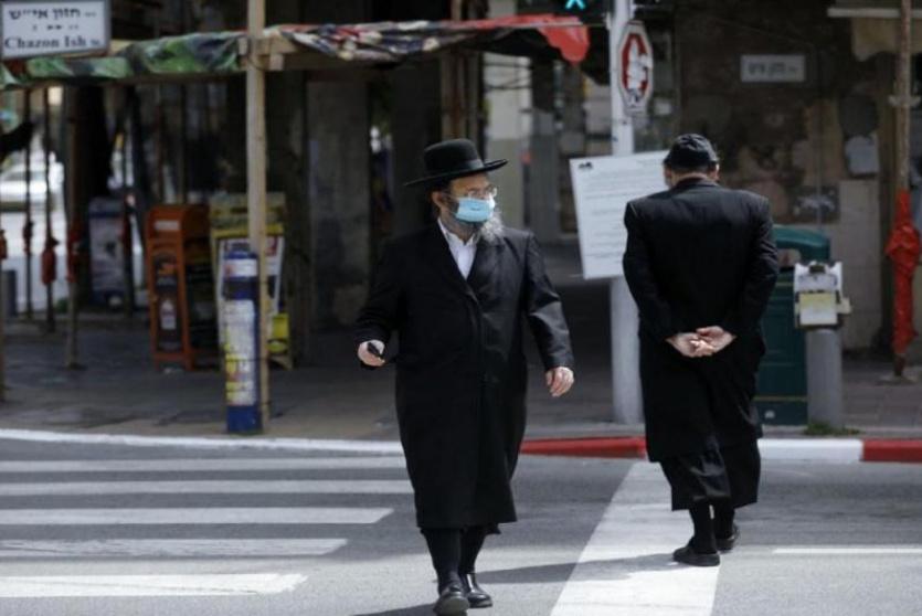 مستوطن يضع كمامة 