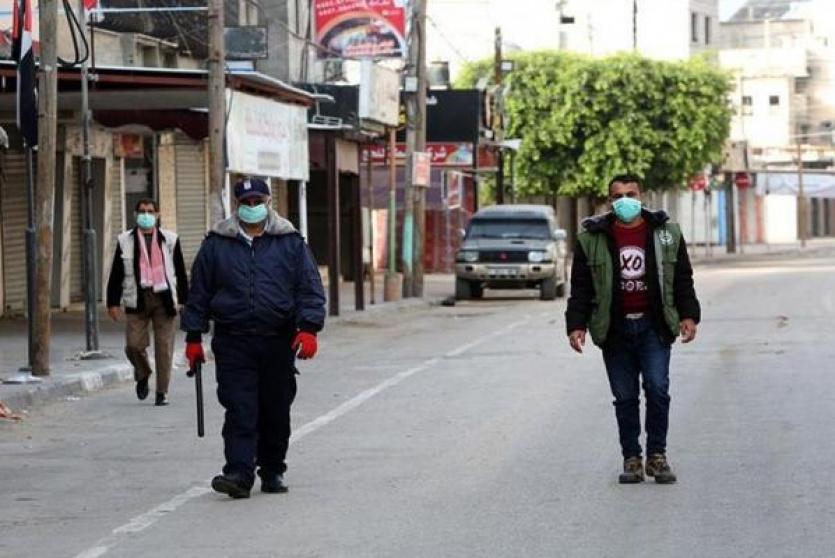 مواطنون في القطاع يرتدون كمامات