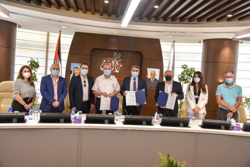 جانب من توقيع الاتفاق 