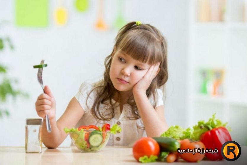 طفلة تتناول وجبة غذائية