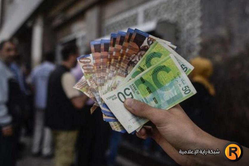 صرف مخصصات مالية للمواطنين -أرشيف-