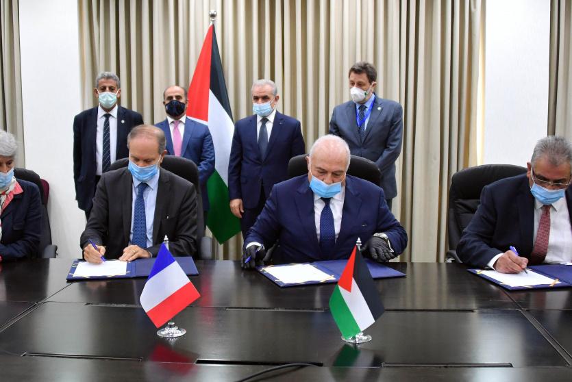 جانب من توقيع الاتفاق 