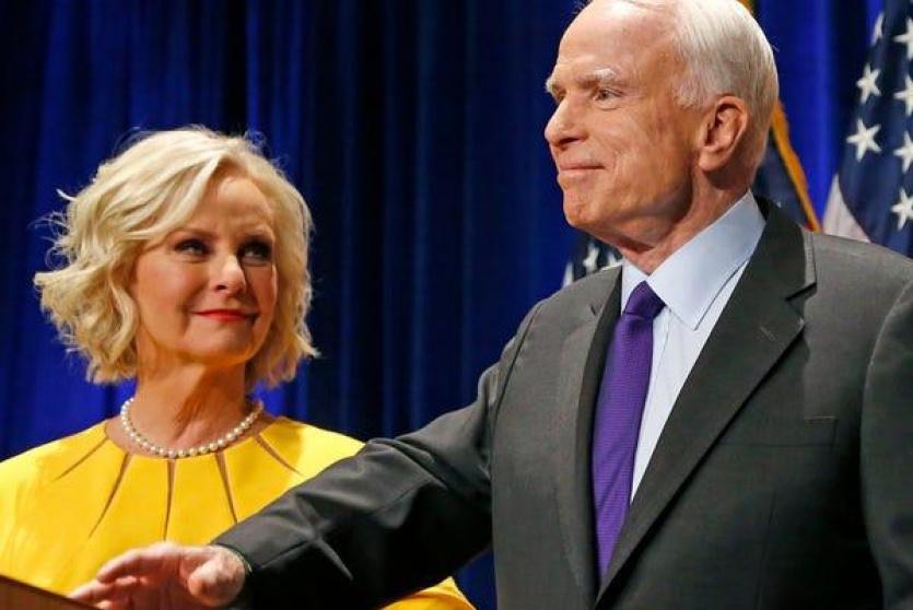 سيندي مكين  وزوجها الراحل جون مكين 