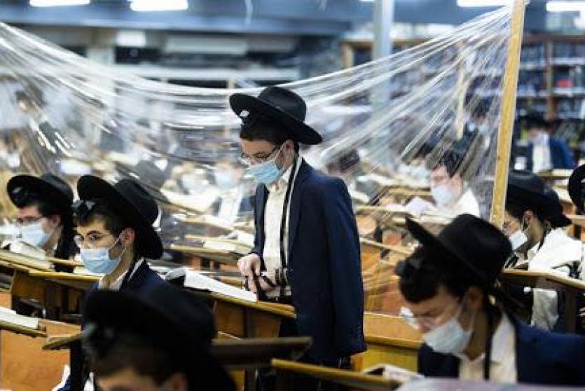 مستوطنون يرتدون كمامات 