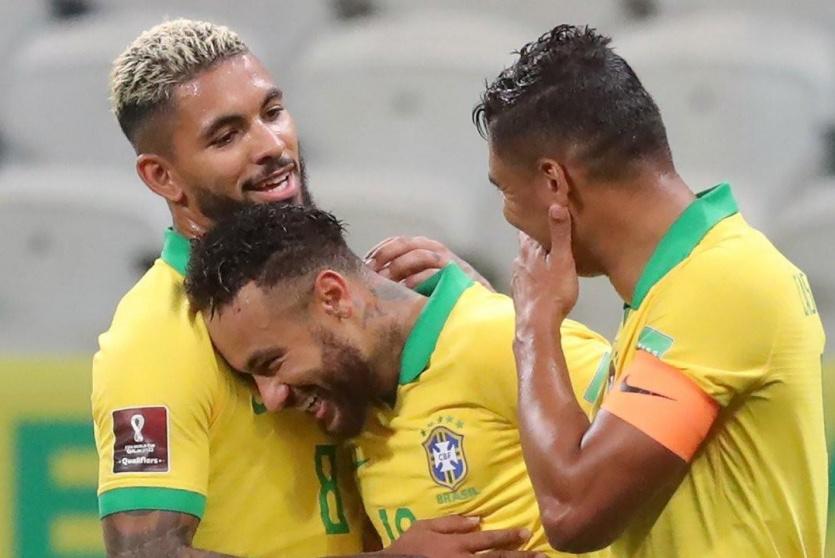 شعار المنوديال على قميص المنتخب البرازيلي