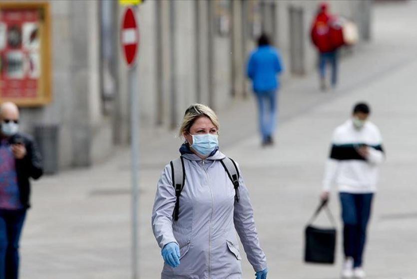 مواطنين يرتدون كمامات 