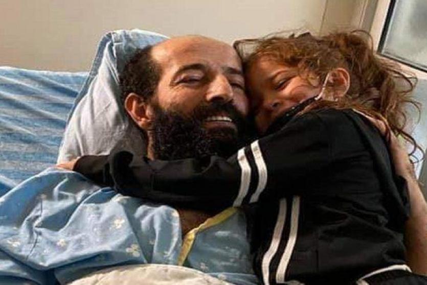 الاسير الاخرس يحتضن ابنته 