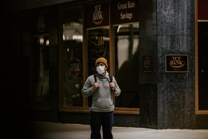 رجل يرتدي كمامة 