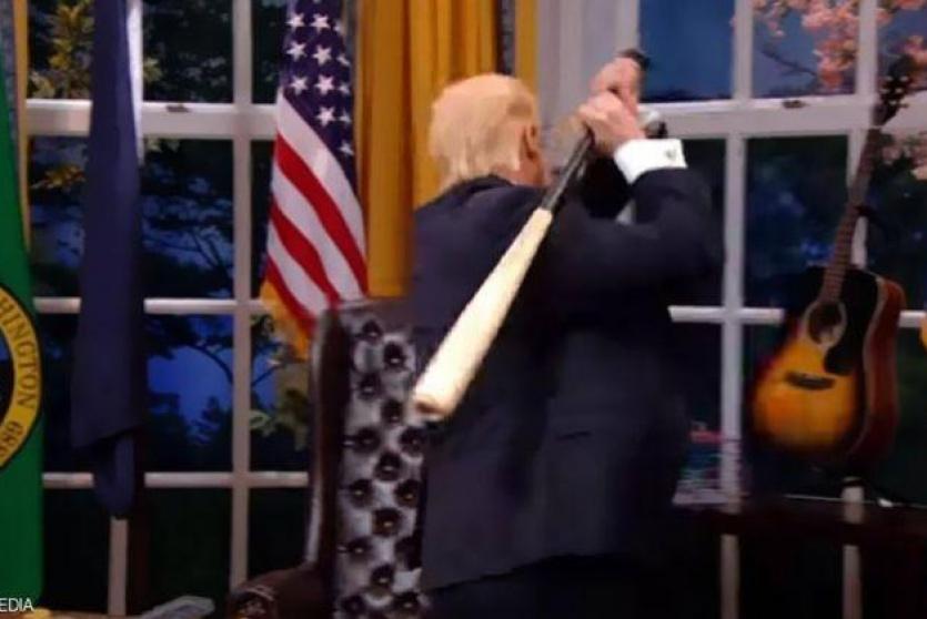 ترامب في مقطع ساخر له وهو يحطم المكتب البيضاوي