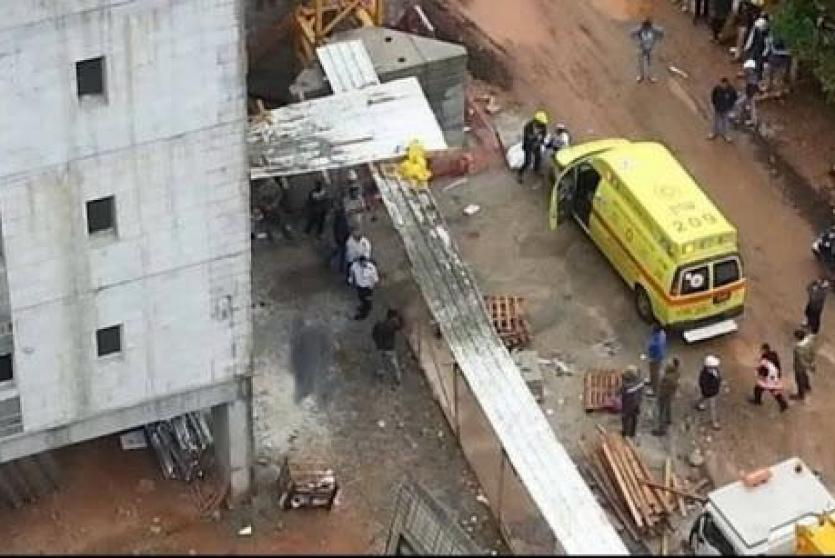 سيارة اسعاف في موقع بناء