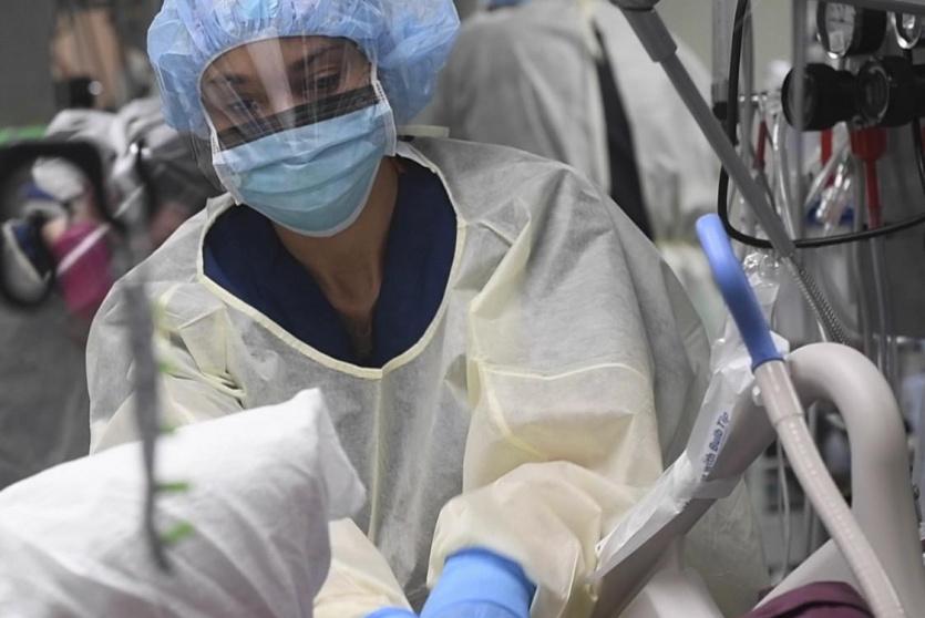 ممرضة تقدم الرعاية لمصابي كورونا 