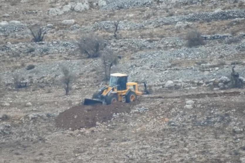 الاحتلال يجرف مساحات من أراضي اللبن الشرقية وقريوت