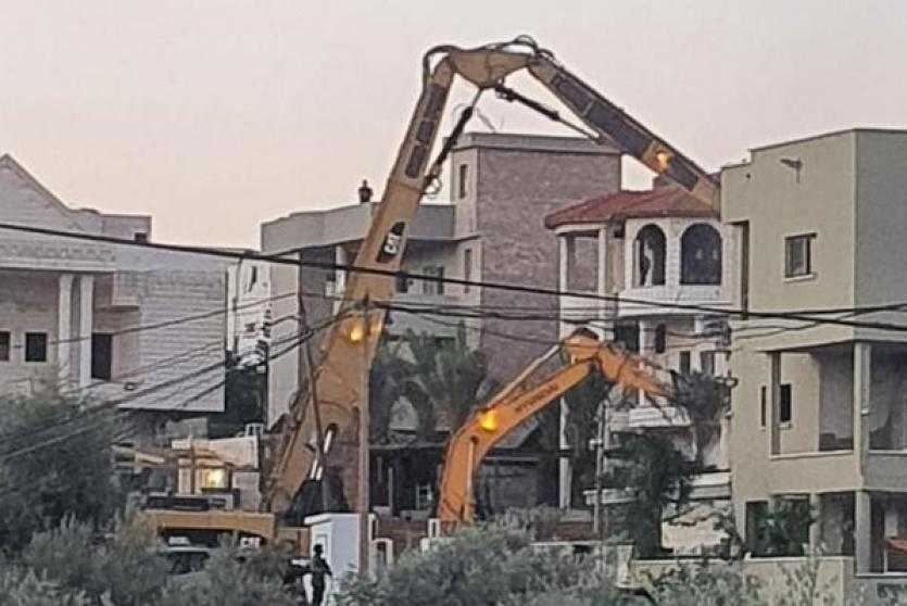 من عملية هدم المنزل