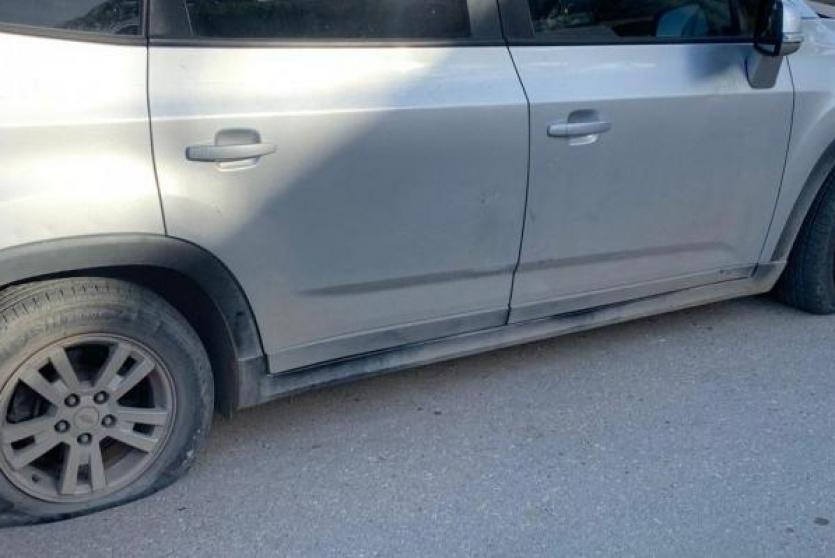 سيارة ثقب اطارها  بالطيبة