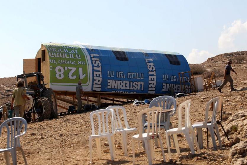  مستوطنون ينصبون بيتا متنقلا