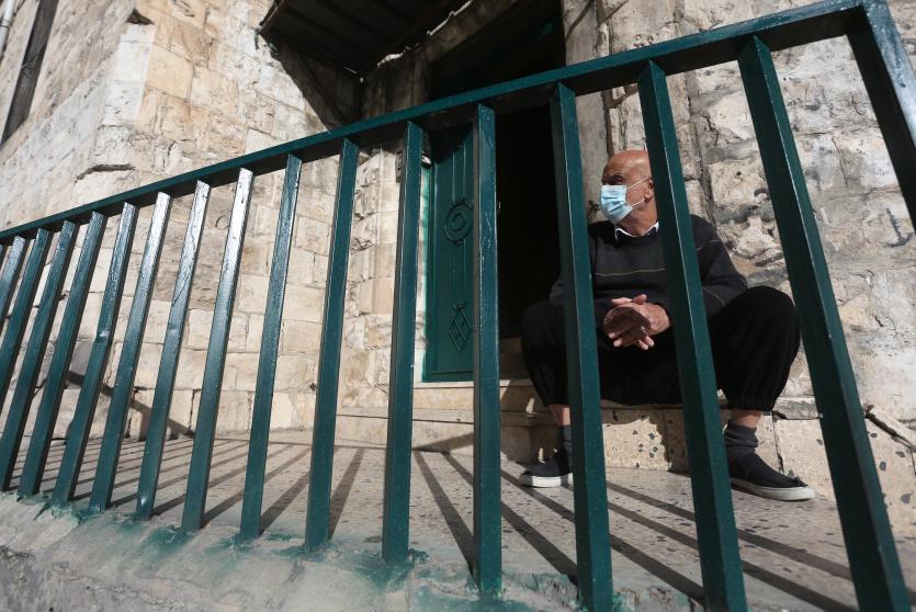 مسن من نابلس يرتدي كمامة 