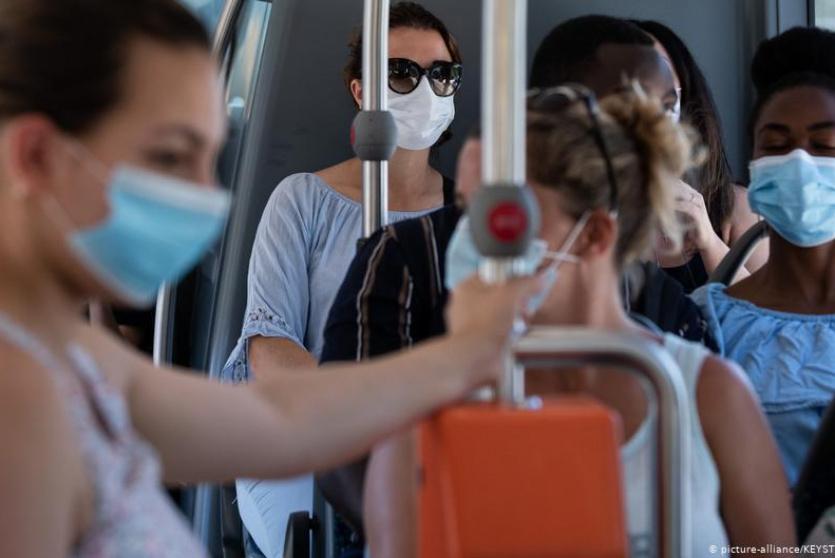 امريكيون يضعون كمامات