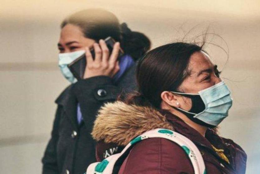 سدية ترتدي  كمامتين