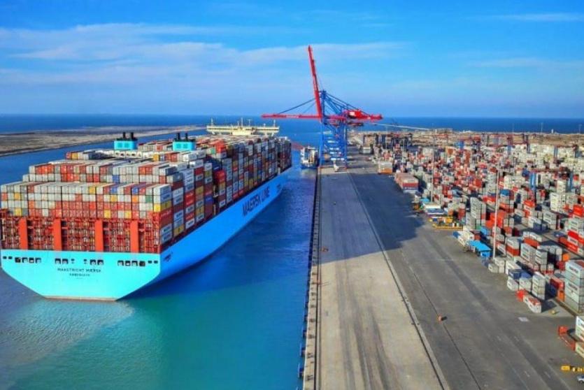 باخرة نقل في قناة السويس