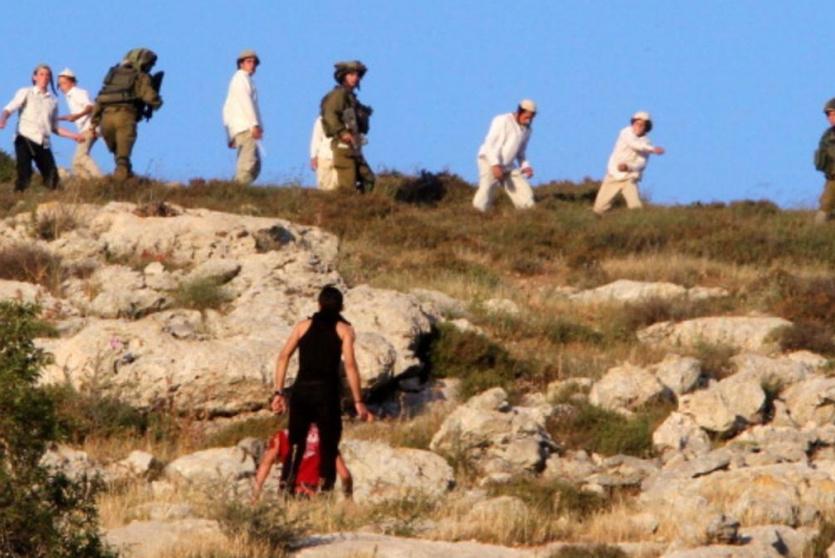 مستوطنون يهاجمون المواطنين -أرشيف-